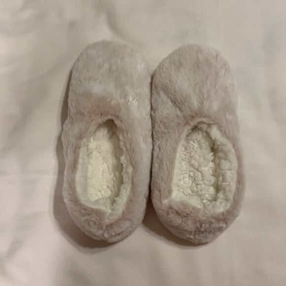 Light pink with white Sherpa lining house slippers. Very cozy.  Size 8-9 - Picture 2 of 7